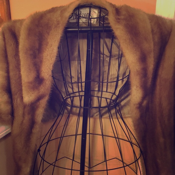 Hudson’s Detroit Jackets & Blazers - Vintage Hudson’s Detroit Fur Shawl